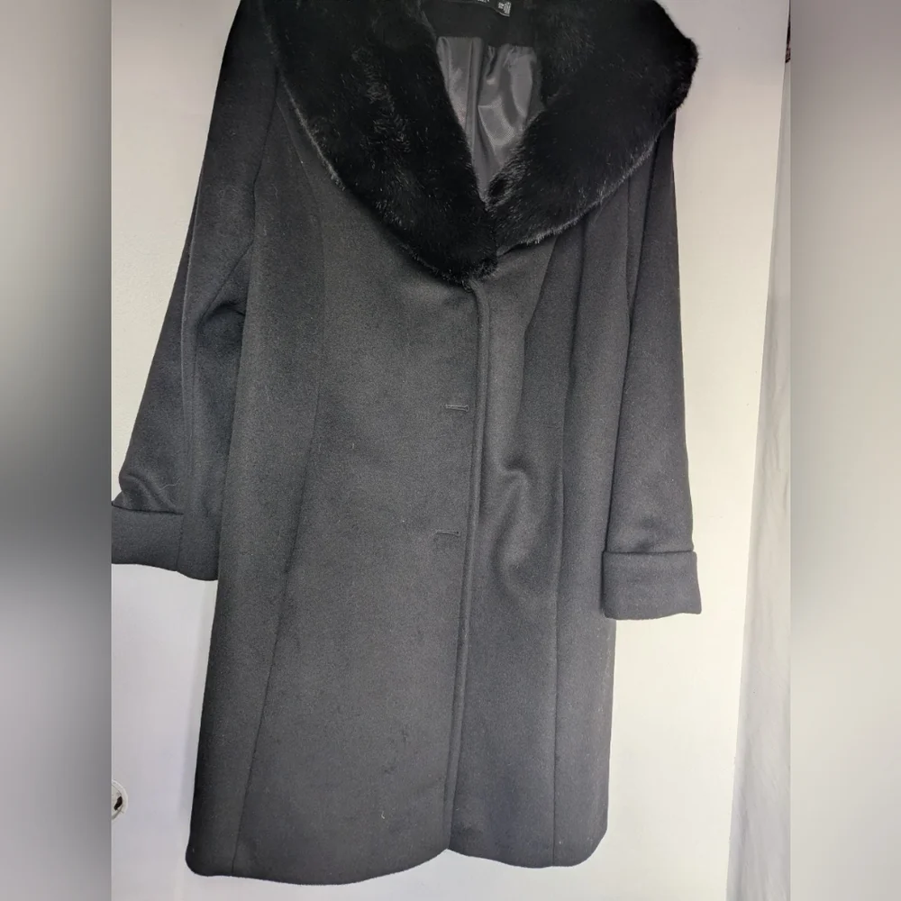 Elegant Black Coat with Faux Fur Collar - Picture 4 of 10